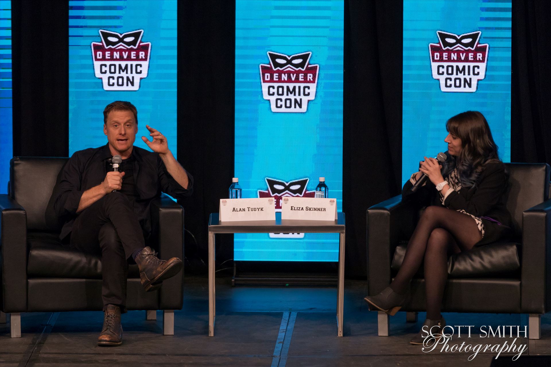 Alan Tudyk 3 at Denver Comic Con 2018 -  by Scott Smith Photos